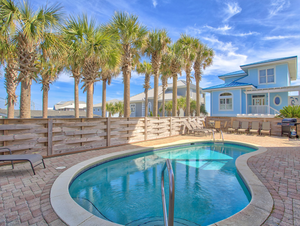 Luxury Beach Vacation Home wit Large Pool & Upscale Decor